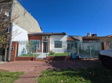 Casa de 4 ambientes, Lomas de Zamora · Venta Casa de 4 Ambientes con Garaje y Fondo Libre en Lomas de Zamora