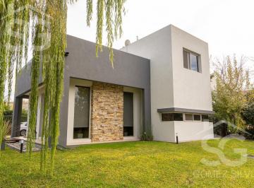 Casa · 220m² · 6 Ambientes · 2 Cocheras · Casa en Venta 6 Ambientes Barrio Cerrado Altos del Sol, Ituzaingó