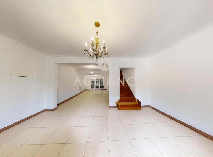 Casa · 219m² · 6 Ambientes · 1 Cochera
