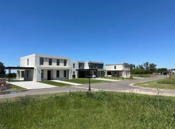 Casa · 218m² · 4 Ambientes · 2 Cocheras · Venta Casa con Pileta en Pilar Golf C/financiación