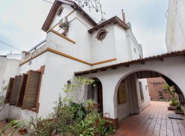 Casa · 182m² · 4 Ambientes · 2 Cocheras · Venta Casa 4 Ambientes. Florida. a Refaccionar.