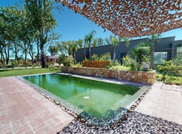 Casa · 244m² · 3 Ambientes · 2 Cocheras · Venta Casa 3 Ambientes en Club de Polo El Metejon