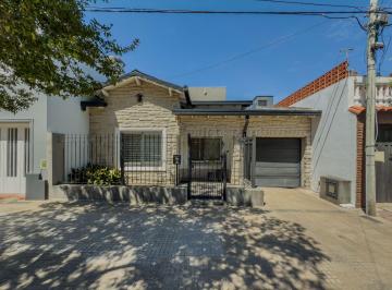 Casa · 128m² · 4 Ambientes · 1 Cochera · Casa en Venta en La Plata de 3 Dorm.