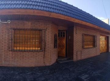 Casa · 170m² · 3 Ambientes · 2 Cocheras · Venta Casa 3 Ambientes con Parque en Tapiales
