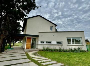 Casa · 162m² · 4 Ambientes · 2 Cocheras · Casa en Venta - 3 Dorm. 3 Baños - 208 m² - Mar del Plata