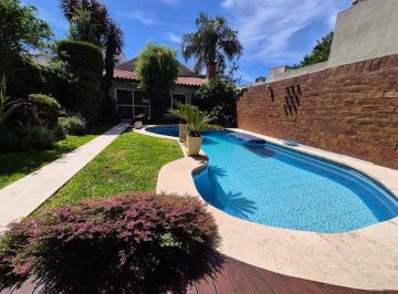Casa · 350m² · 5 Ambientes · 2 Cocheras · Casa 3 Dorm. Depend. Quincho Jardín Piscina