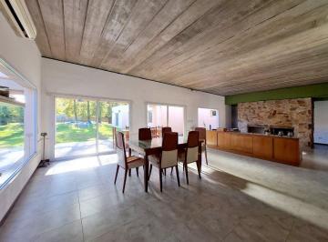Casa · 217m² · 4 Ambientes · 1 Cochera · Venta Casa 4 Amb Gral Las Heras 1400 m² - Toma Depto