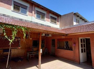 Casa · 231m² · 5 Ambientes · 1 Cochera · Casa 5 Amb en Venta en Villa Madero con Pileta