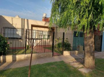 Casa · 78m² · 4 Ambientes · 1 Cochera · Venta Casa 4 Amb Amplio Fondo Alte. Brown