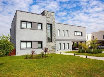 Casa · 229m² · 6 Ambientes · 2 Cocheras · Casa de 6 Ambientes en Venta en El Principado. Canning - San Vicente.