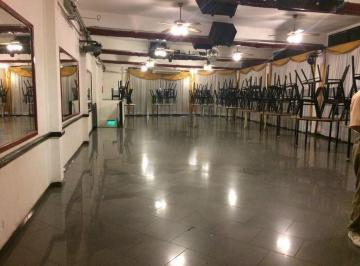 Local comercial · 300m² · 4 Ambientes · 1 Cochera · Local en Venta - 3 Locales 5 Baños - Cochera - 300 m² - Quilmes