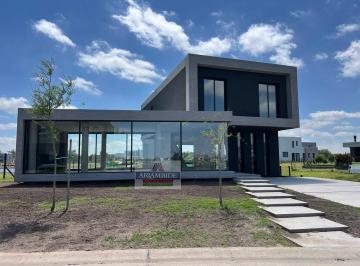 Casa · 203m² · 5 Ambientes · 2 Cocheras · Casa en Santa Ana