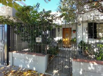 Casa · 85m² · 3 Ambientes · 1 Cochera · Venta Casa 3 Ambientes con Cochera, Banfield Este.