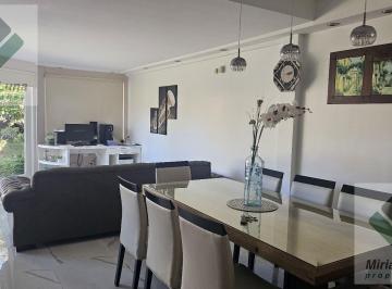 Casa · 200m² · 5 Ambientes · 4 Cocheras · Casa en Venta!