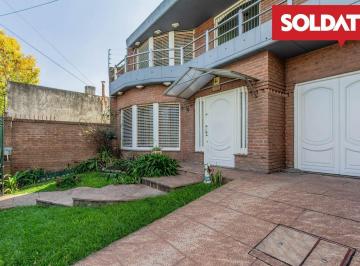 Casa · 232m² · 5 Ambientes · 1 Cochera · Casa en Venta 5 Ambientes con Jardín y Cochera