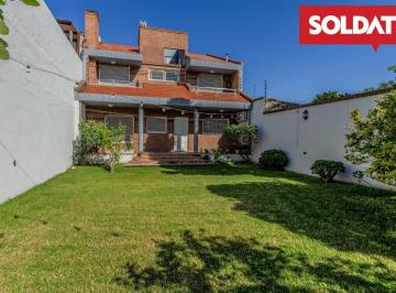 Casa · 232m² · 5 Ambientes · 1 Cochera · Casa en Venta 5 Ambientes con Jardín y Cochera
