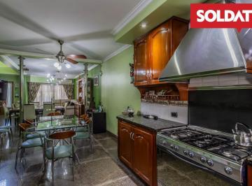 Casa · 232m² · 5 Ambientes · 1 Cochera · Casa en Venta 5 Ambientes con Jardín y Cochera
