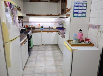 PH 170m² Venta Flores Sur · Flores Sur 1 X Escal con Gran Patio 8x8 4 Amb Lum Coch Opt Ativa