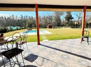 Casa · 147m² · 4 Ambientes · 2 Cocheras · Venta Casa en Barrio Cerrado con Pileta Jardin Parrilla Cochera