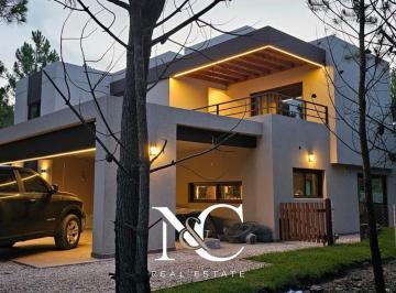 Casa · 360m² · 6 Ambientes · 1 Cochera · Casa en Venta y Alquiler en Costa Esmeralda, a 100 m del Mar