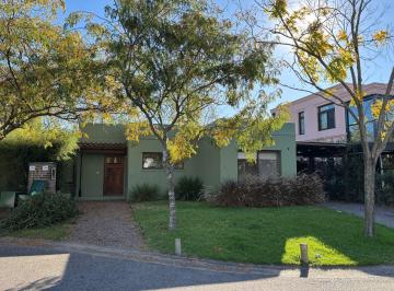 Casa · 109m² · 4 Ambientes · 2 Cocheras · Casa en El Atardecer