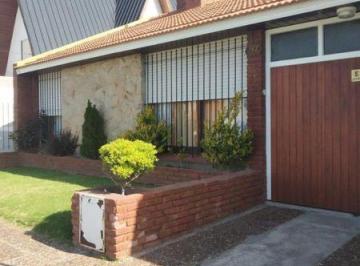 Casa · 136m² · 3 Ambientes · 1 Cochera · Chalet 3 Ambientes - Baños Reciclados