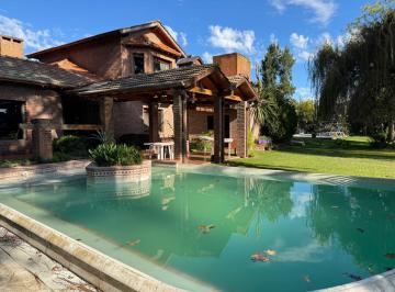 Casa · 240m² · 4 Ambientes · Casa en Nautico Escobar