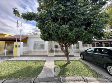 Casa · 142m² · 5 Ambientes · 2 Cocheras · Casa en Venta de 3 Dorm. Patio con Parrilla. 2 Cocheras. Cam