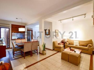 Casa · 140m² · 4 Ambientes · 1 Cochera · Casa en Venta en La Plata 3 Dorm.