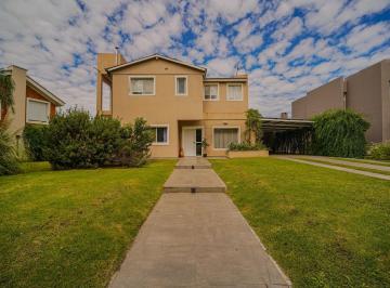 Casa · 320m² · 5 Ambientes · 2 Cocheras · Casa de 3 Dorm. y Pileta en Venta!