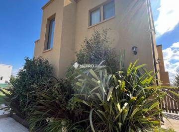 Casa · 167m² · 4 Ambientes · 4 Cocheras · Casa en Alquiler Anual Naudir Escobar