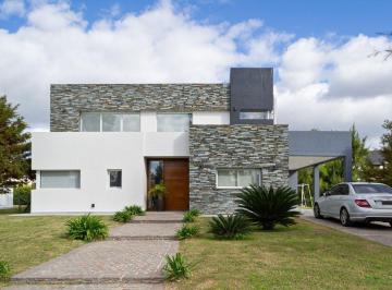 Casa · 190m² · 5 Ambientes · 1 Cochera · Casa 5 Ambientes en Venta Barrio El Principado