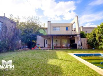 Casa · 200m² · 5 Ambientes · Casa en Venta en Bº Santa Maria de Los Olivos. Malvinas.