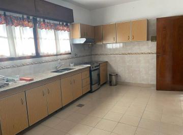 Casa · 160m² · 3 Ambientes · 1 Cochera · Casa Chalet en Alquiler