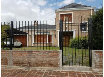 Casa · 290m² · 3 Dormitorios · 2 Cocheras · Arguello - Casa Dos Plantas - a 4 Cuadras de Recta Martinolli!