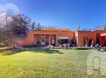 Casa · 180m² · 7 Ambientes · 2 Cocheras · Alquiler Permanente Casa 4 Dorm. en Campos de Roca