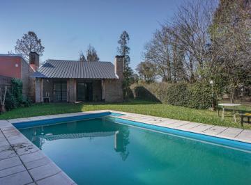 Casa · 512m² · 9 Ambientes · Venta Gran Casa de Esquina en Barrio Los Troncos Funes