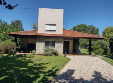 Casa · 950m² · 3 Ambientes · Muy Linda Casa en San Carlos C. C## Esta Casa Ofrece un Amplio y Luminoso Living Comedor, Cocina Fun