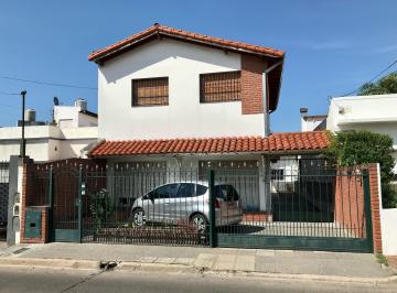 Casa de 7 ambientes, Morón · Hermoso Chalet Clasico Ideal Para 2 Familias en 2 Ptas a m Colegio Ward, Impecable Estado