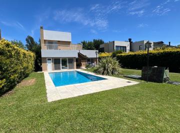 Casa · 205m² · 4 Ambientes · 1 Cochera · Casa en Las Acacias