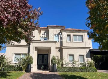 Casa · 275m² · 6 Ambientes · 2 Cocheras · Casa Venta 5 Dorm. Barrio Ayres Plaza Lote de 623 m² Pilar