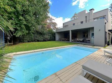 Casa · 180m² · 5 Ambientes · 1 Cochera · Espectacular Casa de 5 Ambientes y Dependencia en Venta
