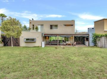 Casa · 133m² · 4 Ambientes · 2 Cocheras · Venta Casa a Pasos del Mar en San Francisco.