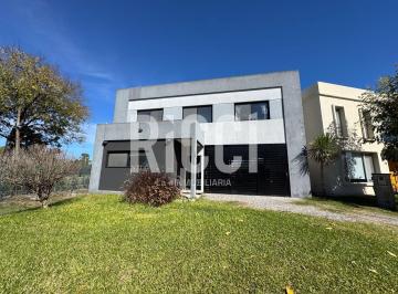 Casa · 150m² · 5 Ambientes · 2 Cocheras · Casa 4 Ambientes en Venta Berazategui Hudson Chico