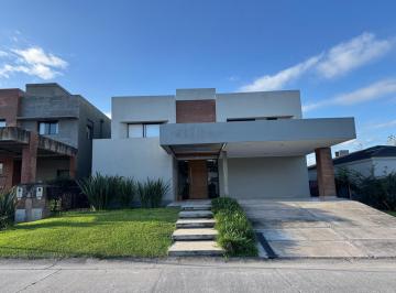 Casa · 300m² · 7 Ambientes · Casa en Country Alto Verde 2, Yerba Buena, Tucumán