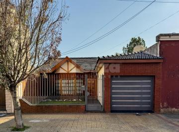 Casa · 160m² · 5 Ambientes · 1 Cochera · Casa de 4 Dorm.