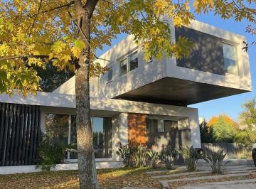 Casa · 265m² · 5 Ambientes · 2 Cocheras · Casa de Diseño en Grand Bell II