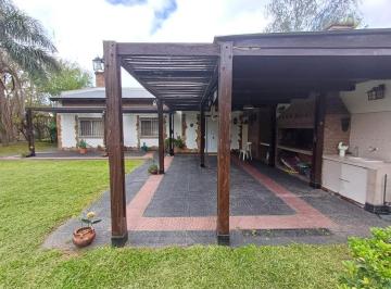 Casa · 163m² · 3 Ambientes · 7 Cocheras · Venta Casa en Funes con Pileta y Dos Dorm.