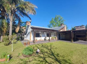 Casa · 163m² · 3 Ambientes · 7 Cocheras · Venta Casa en Funes con Pileta y Dos Dorm.