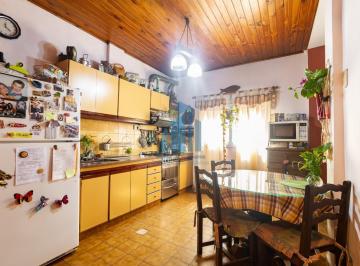 Casa · 195m² · 5 Ambientes · 2 Cocheras · Venta Chalet 5 Ambientes con Cochera en Sarandi